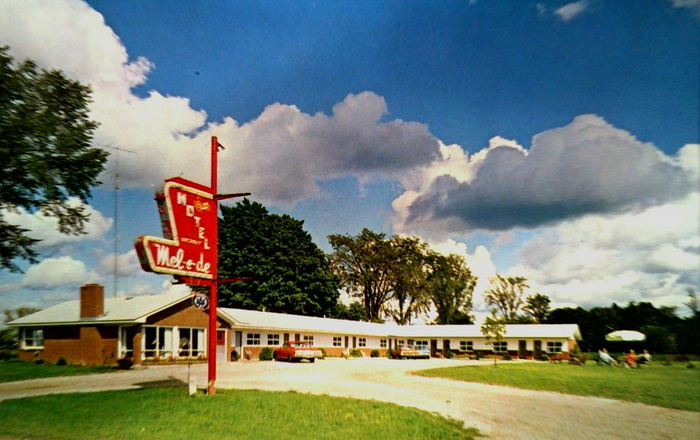 Hollywoods Motel (Mel-E-Dee Motel) - Old Postcard